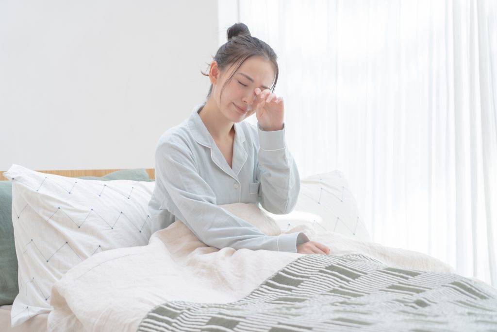 睡眠不足が続くと危険なのか？症状やリスクと解消法を紹介！