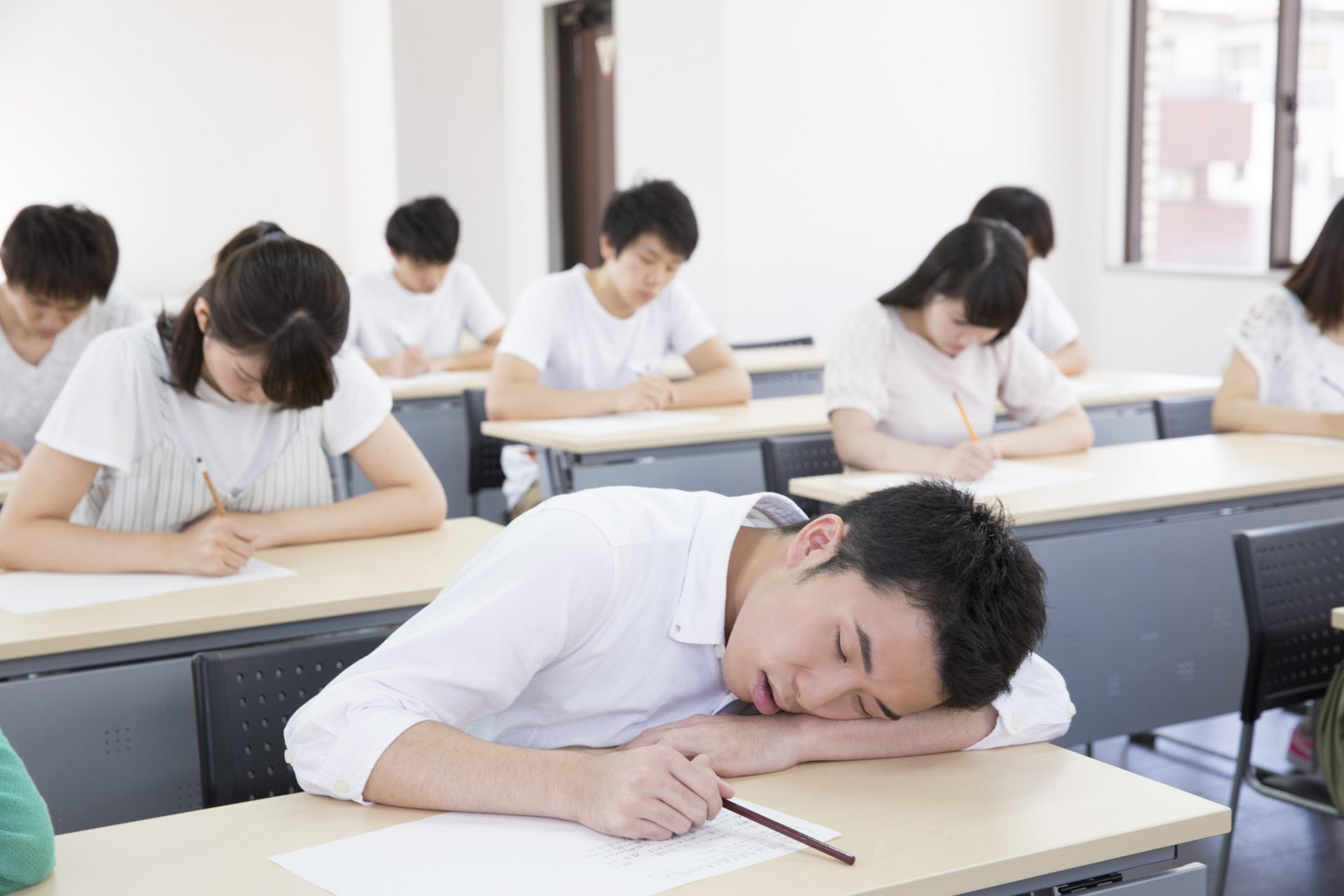 しっかり眠っていても眠いのはなぜ?考えられる原因と対策法を紹介 | 睡眠コンシェルジュ
